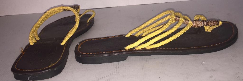 gele leren Ibiza style slippers maat 37, Kleding | Dames, Schoenen, Slippers, Geel, Ophalen of Verzenden, Zo goed als nieuw