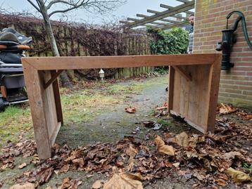 Robuuste houten tafel beschikbaar voor biedingen