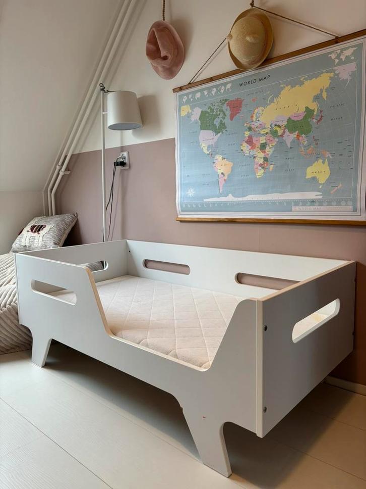 Wit Peuterbed Colombe van Petit Amelie 70x140, Kinderen en Baby's, Kinderkamer | Bedden, Zo goed als nieuw, 140 tot 160 cm, 70 tot 85 cm