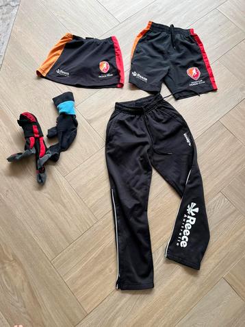 Oranje rood kleding beschikbaar voor biedingen