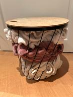 Small table with storage + 2 blankets included, Huis en Inrichting, Tafels | Bijzettafels, Ophalen, Minder dan 45 cm, Minder dan 55 cm