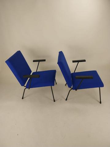 2 Gispen 1407 fauteuils, ontworpen door W. Rietveld beschikbaar voor biedingen