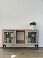 Klassiek vitrinekastje in zachte kleur., Huis en Inrichting, Ophalen, Met deur(en), Eikenhout, 50 tot 100 cm