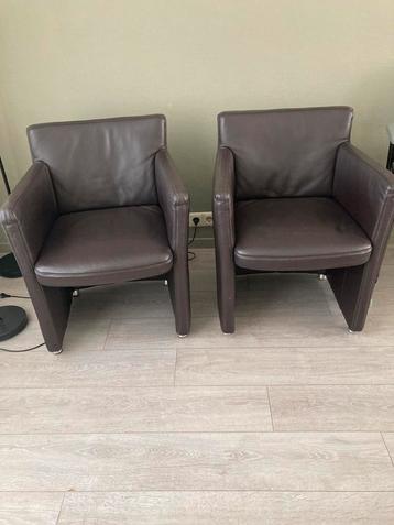 2 leren stoelen beschikbaar voor biedingen
