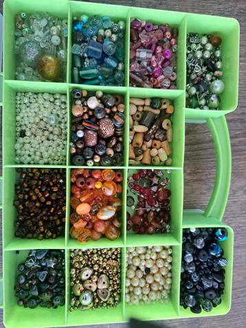 Sieraden maak doos met bedeltjes en sluitingen beschikbaar voor biedingen