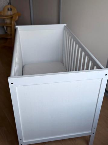 Zo goed als nieuw wit babyledikantje incl matras beschikbaar voor biedingen
