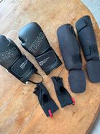 Kickboksset kind met bokshandschoenen scheenbeschermers, Ophalen of Verzenden, Bokshandschoenen