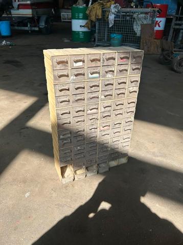 Bakjes kasje beschikbaar voor biedingen