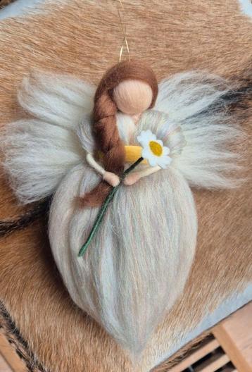 Mooie grote geluksengel, wolvilt, antroposofisch  beschikbaar voor biedingen