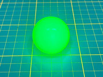 Uranium Glass ball 40mm beschikbaar voor biedingen