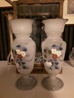 2 opaline vazen., Ophalen of Verzenden, Overige kleuren, Glas, Minder dan 50 cm