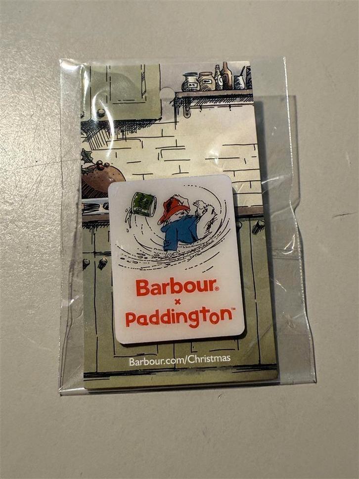 Barbour international pin - Paddington bear 2021, Verzamelen, Speldjes, Pins en Buttons, Nieuw, Ophalen of Verzenden