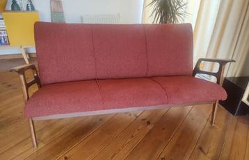 Vintage bank, opnieuw vakkundig gestoffeerd. Oranjebruin. beschikbaar voor biedingen