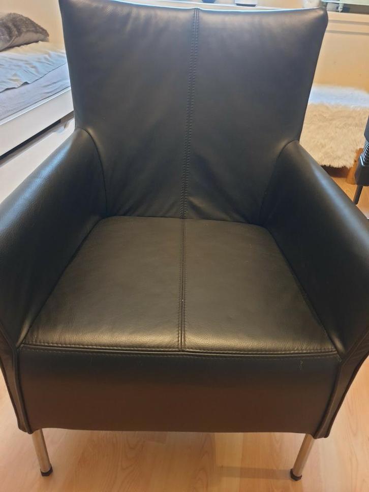 Zwart lederen stoel, modern design. Nieuw, Huis en Inrichting, Fauteuils, Zo goed als nieuw, 50 tot 75 cm, 75 tot 100 cm, Ophalen