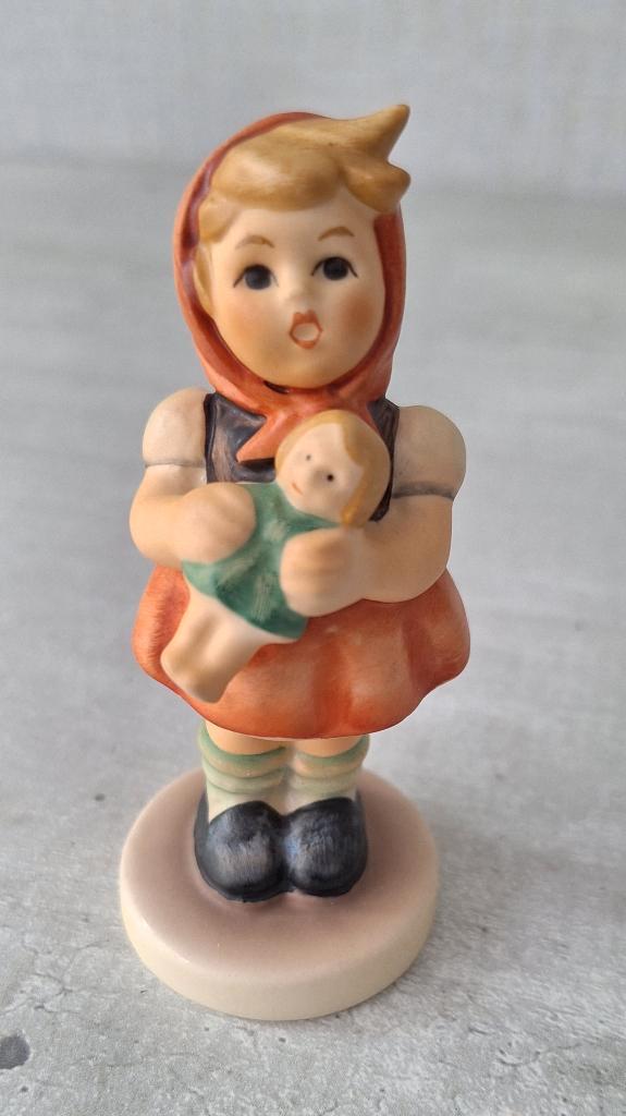 TE KOOP! Hummelbeeldje "Meisje met pop" Nr. 239/B! Als NIEUW, Verzamelen, Beelden en Beeldjes, Zo goed als nieuw, Hummel, Ophalen of Verzenden