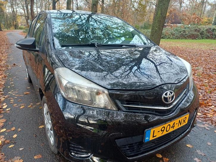showroom Toyota Yaris p13 1.0 5DR 2011 met 133643 km met apk, Auto's, Toyota, Particulier, Yaris, ABS, Airbags, Bluetooth, Boordcomputer