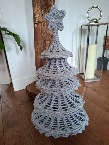 Gehaakte kerstboom op houten standaard beschikbaar voor biedingen
