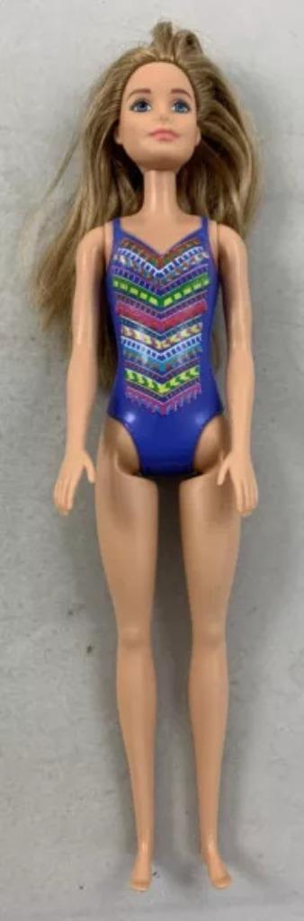 Barbie Beach Girl pop strandpop waterspeelgoed Mattel FJD972, Verzamelen, Poppen, Zo goed als nieuw, Pop, Ophalen of Verzenden