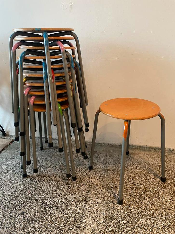 11 school krukken, Huis en Inrichting, Krukjes, Gebruikt, Hout, Ophalen