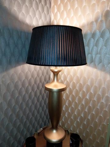 Elegante Gouden Lamp met Zwarte Kap beschikbaar voor biedingen