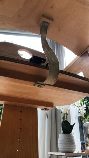 Houten kinderstoel verstelbaar met dienblad beschikbaar voor biedingen