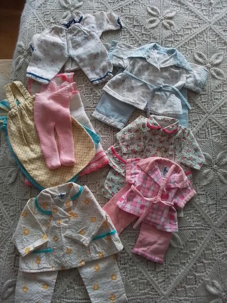 Grote doos oude poppenkleertjes en schoentjes., Verzamelen, Poppen, Gebruikt, Pop, Ophalen of Verzenden
