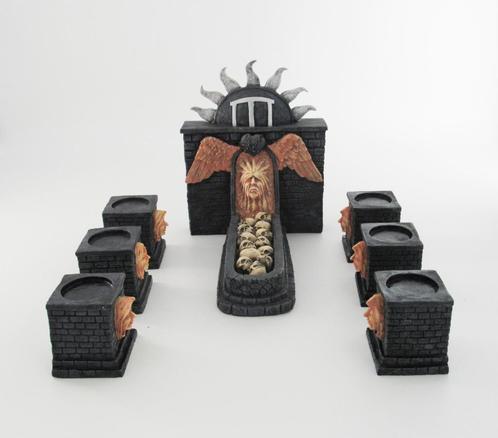 Gothic beeld van altaar en grafstenen, Verzamelen, Beelden en Beeldjes, Nieuw, Fantasy, Ophalen of Verzenden