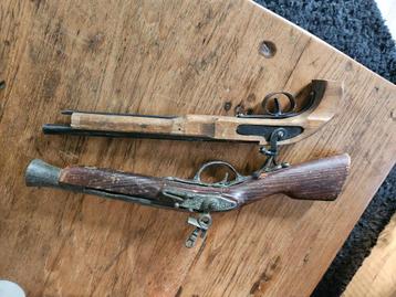 Twee keer replica musket pistool wandversiering beschikbaar voor biedingen