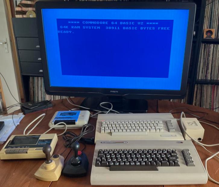 Twee keer Commodore 64, met toebehoren, Computers en Software, Vintage Computers, Ophalen of Verzenden