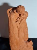 Terracotta beeld verliefd stelletje, gesigneerd., Antiek en Kunst, Kunst | Beelden en Houtsnijwerken, Ophalen of Verzenden