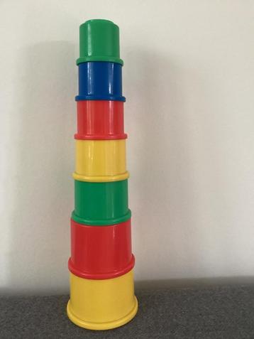 Gekleurde stapeltoren beschikbaar voor biedingen