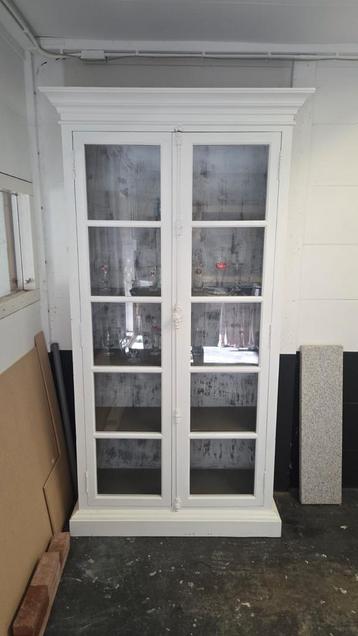 Witte (Buffet) kast beschikbaar voor biedingen