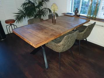 Mango houten tafel + 4 olijfgroene stoelen (ZGAN) beschikbaar voor biedingen
