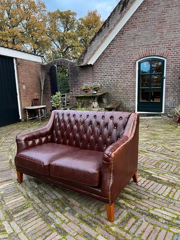Chesterfield bankje - 2 zits - 130cm breed beschikbaar voor biedingen
