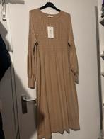 Beige Jurk Triple Nine - Nieuwe Collectie, Maat 38/40 (M), Beige, Nieuw, Ophalen of Verzenden