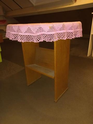 Antiek tafeltje beschikbaar voor biedingen