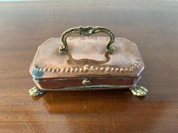 Antiek koperen lepeldoos / tabaksdoos op leeuwenpootjes. beschikbaar voor biedingen