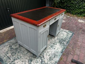 Antiek bureau beschikbaar voor biedingen