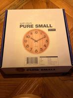 Karlsson Pure Small Wandklok - Nieuwstaat!, Huis en Inrichting, Ophalen of Verzenden, Zo goed als nieuw, Analoog, Wandklok