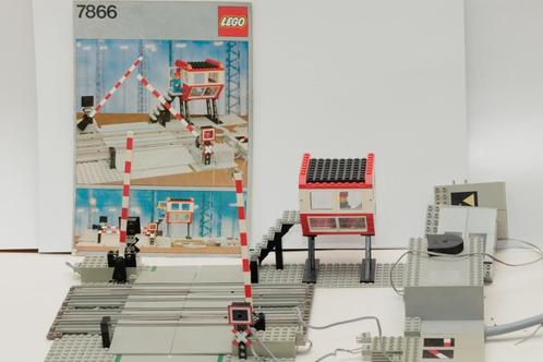 LEGO 7866 -1 Train: 12V: Remote Controlled Road Crossing, Kinderen en Baby's, Speelgoed | Duplo en Lego, Gebruikt, Lego, Complete set