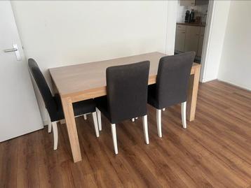 Gebruikte eet en salon tafel beschikbaar voor biedingen