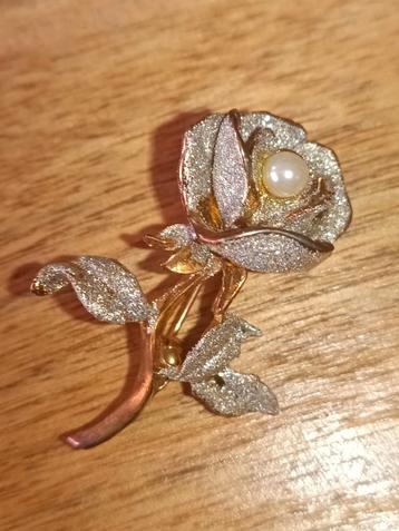 Doublé broche met parel beschikbaar voor biedingen