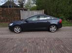 Volvo S60 1.6 DRIVe Kinetic, Auto's, Volvo, Origineel Nederlands, Te koop, Zilver of Grijs, 5 stoelen