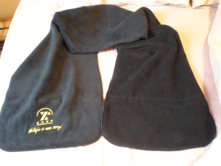 Donkerblauwe sjaal met opdruk in geel SHBU. Merk ROM88., Kleding | Dames, Mutsen, Sjaals en Handschoenen, Gedragen, Sjaal, Ophalen of Verzenden