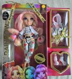 Special Edition: Rainbow High pop Kia Hart!, Verzamelen, Poppen, Fashion Doll, Verzenden, https://www.vandermeulen.com/nl-nl/contact-us