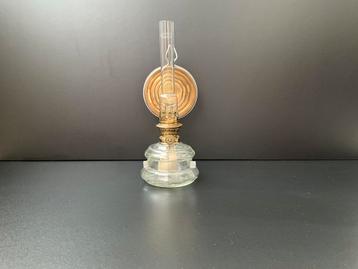 Mooie antieke olielamp met blaker en gemerkt glas beschikbaar voor biedingen