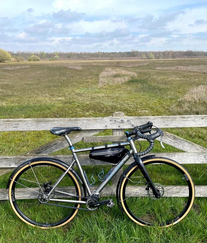 Te koop: gravelbike titanium Pilot Scram Pinion. Maat 54 (M), Boeken, Reisverhalen, Europa, Ophalen