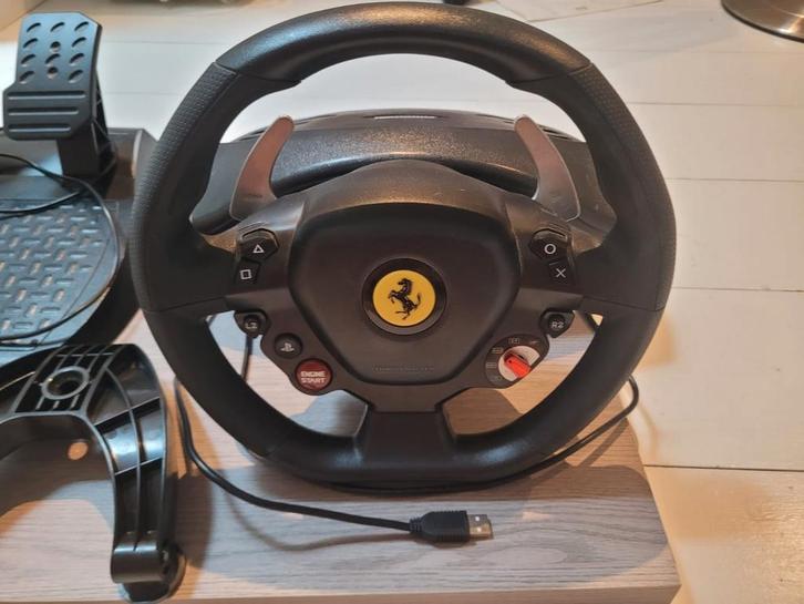 Trustmaster T80 Ferrari 458 stuur en pedalen, Spelcomputers en Games, Spelcomputers | Xbox | Accessoires, Zo goed als nieuw, Stuurtje of Sportattribuut