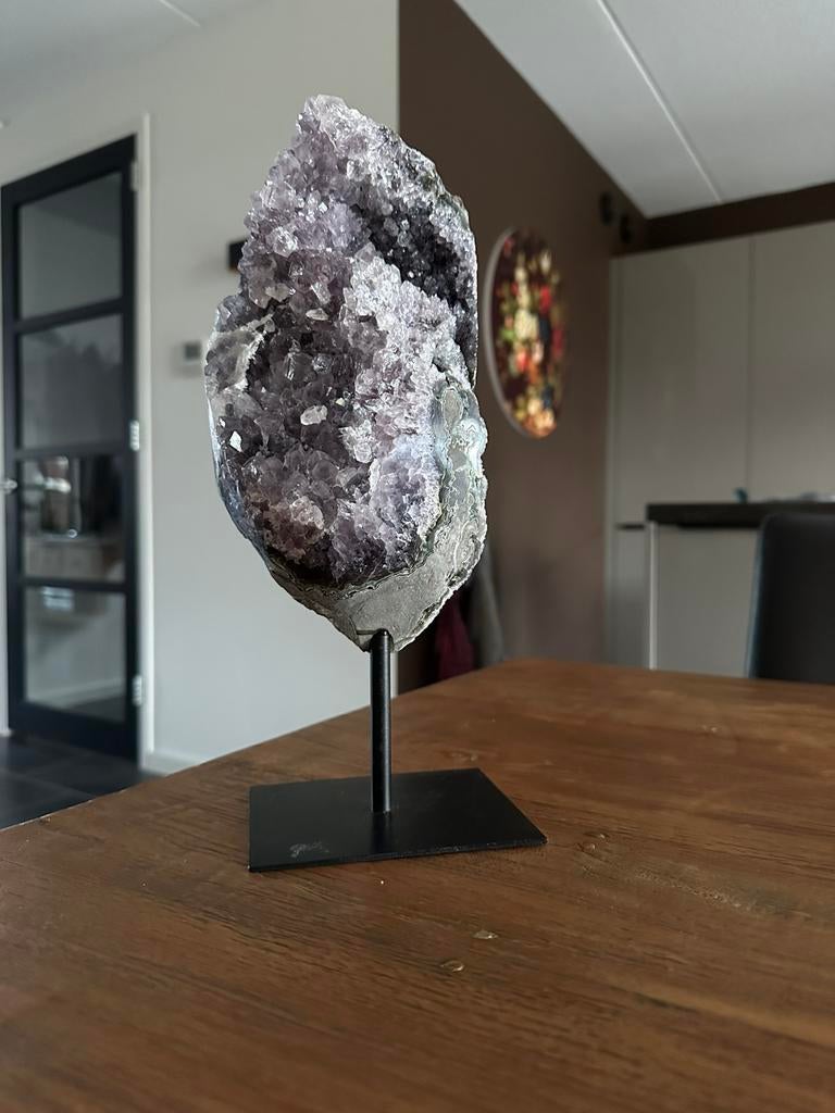 Amethist met andere mineralen op poot 2471 gram!, Ophalen of Verzenden