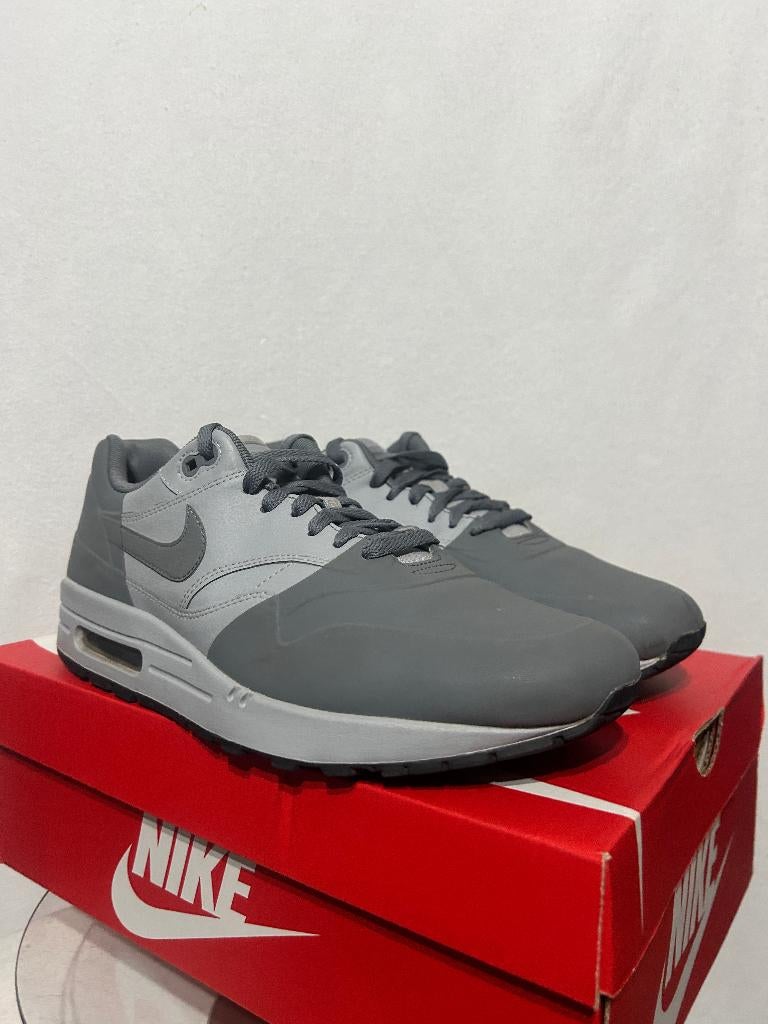 ALS NIEUW! Maat 44,5 - Nike Air Max 1 Premium Se Wolf Grey, Kleding | Heren, Schoenen, Overige kleuren, Verzenden, Nike, Nike